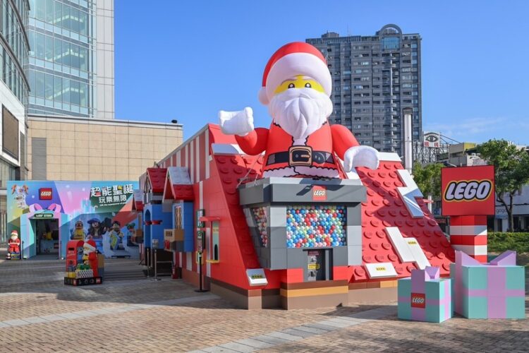 歡慶聖誕節-6米高樂高聖誕老人超大型扭蛋機現身高雄。