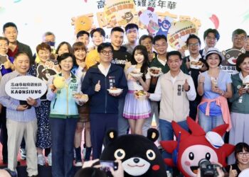 高雄鹹酥雞嘉年華邁入第四屆-陳其邁巡禮攤位大啖風味炸物