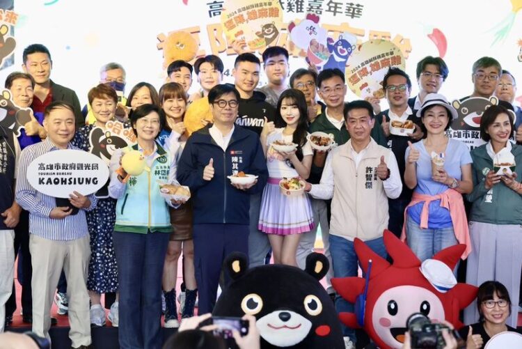 高雄鹹酥雞嘉年華邁入第四屆 陳其邁巡禮攤位大啖風味炸物 高雄鹹酥雞嘉年華邁入第四屆-陳其邁巡禮攤位大啖風味炸物