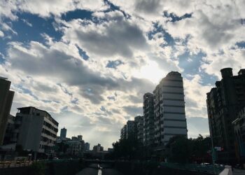 年薪145萬「養一家四口」-買房衝一波？網意見分兩派：會月光