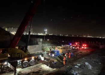 惡劣海象油輪擱淺-海巡機智調度吊車救援