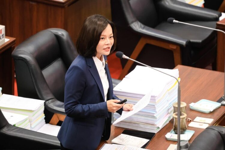 高市議會民進黨團總召改選湯詠瑜參選 喊出「台灣尚勇、團結向前」推動市政 高市議會民進黨團總召改選湯詠瑜參選-喊出「台灣尚勇、團結向前」推動市政