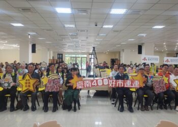 臺南市集突破7000顆星，黃偉哲贈獎領喊：「臺南400、好市連連」！