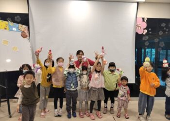 高市圖小港分館與社區親子歡喜聖誕節~愛分享的喜悅