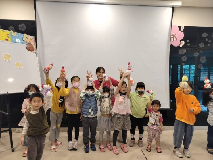 高市圖小港分館與社區親子歡喜聖誕節~愛分享的喜悅 高市圖小港分館與社區親子歡喜聖誕節~愛分享的喜悅