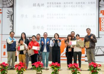 吳寶春師傅回母校頒贈獎學金-周春米縣長獻上祝福：鼓勵在地學子勇敢逐夢