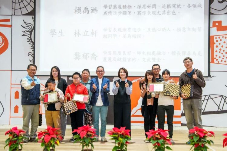 吳寶春師傅回母校頒贈獎學金-周春米縣長獻上祝福：鼓勵在地學子勇敢逐夢