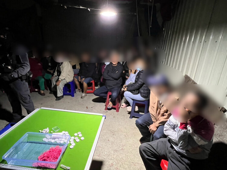 32人藏身工寮賭場- -警方攻堅逮捕