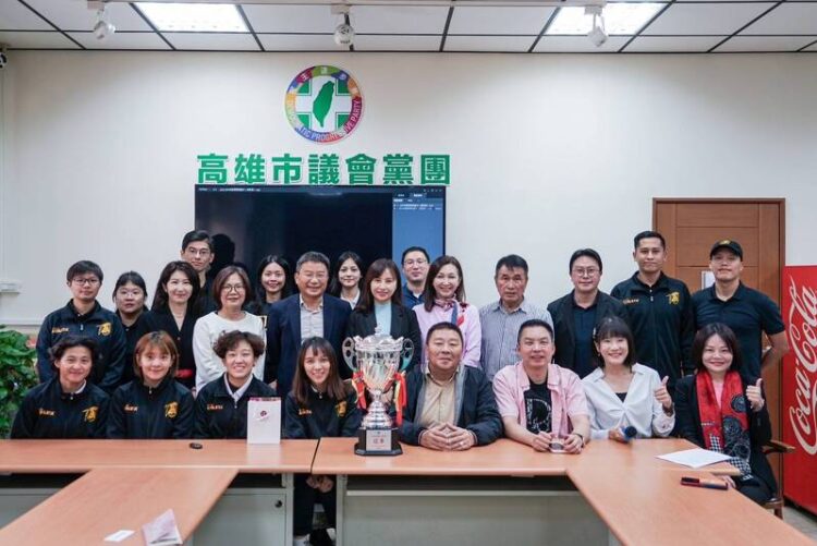 高雄先鋒女足奪冠創紀錄！高雄市議會民進黨團贈獎金-盼激勵延續好成績