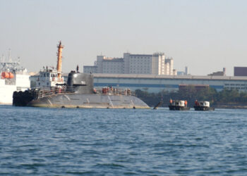 潛艦國造原型艦海鯤軍艦-執行移船入塢測試作業