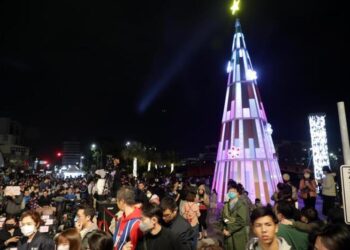 高雄聖誕生活節首日湧入8萬人