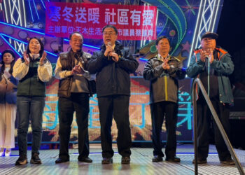 黃偉哲市長與林俊憲立委、蔡麗青議員攜手王木生活海產-聖誕公益餐會溫暖弱勢家庭