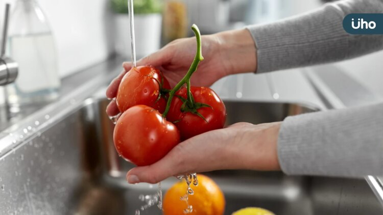 走出醫院挺身食安守護第一線,顏宗海醫師獲頒「社會教育貢獻獎」:盼打造安心社會 走出醫院挺身食安守護第一線,顏宗海醫師獲頒「社會教育貢獻獎」:盼打造安心社會