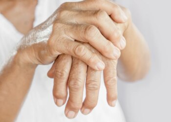 「拇指腕掌關節」嚴重退化「懸吊手術」助62歲老闆娘重返廚台，續煮暖心好味道