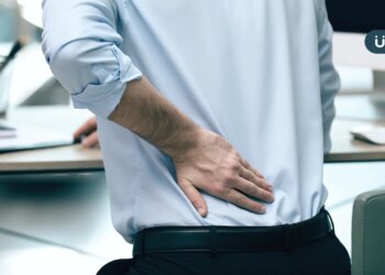 長期下背痛找不到原因？醫揪「3警訊」恐有重大疾病：體重下降也算