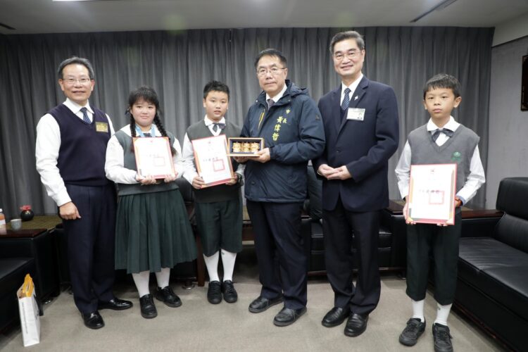 臺南慈濟國小生榮獲國際發明展雙金!黃偉哲期許未來成為產業創新推手 臺南慈濟國小生榮獲國際發明展雙金!黃偉哲期許未來成為產業創新推手