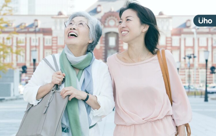 手機被偷、跌倒⋯帶長輩出國問題多?除了旅平險「這些保險」也要買 手機被偷、跌倒⋯帶長輩出國問題多?除了旅平險「這些保險」也要買