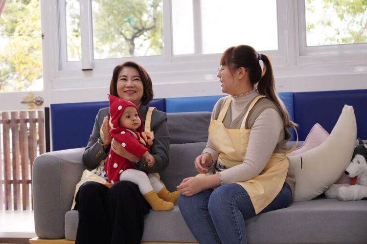 周春米就職二週年化身托嬰助手 「三育」政策成年輕爸媽神隊友 周春米就職二週年化身托嬰助手-「三育」政策成年輕爸媽神隊友