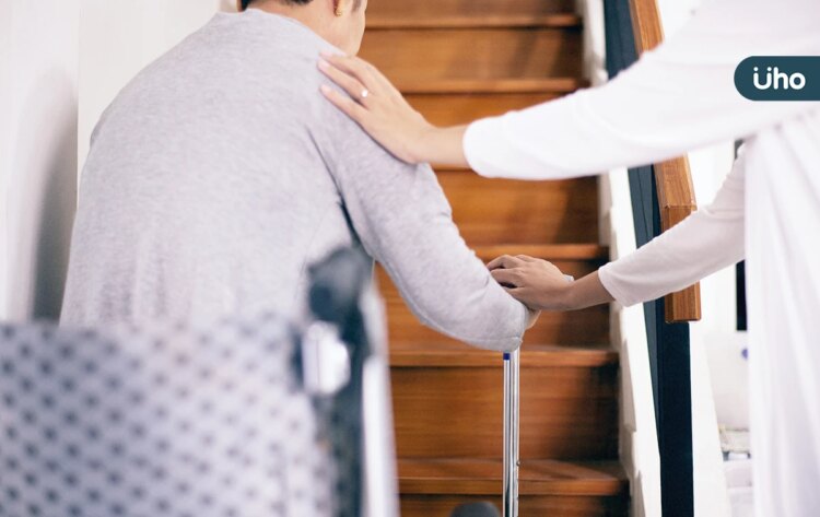 在家穿「拖鞋」其實很危險!醫揪「關鍵1原因」恐造成跌倒、骨折 在家穿「拖鞋」其實很危險!醫揪「關鍵1原因」恐造成跌倒、骨折