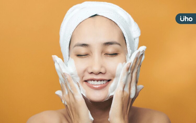 洗臉要用熱水還冷水?泡沫多清潔力越好?醫:水溫●●度最剛好 洗臉要用熱水還冷水?泡沫多清潔力越好?醫:水溫●●度最剛好