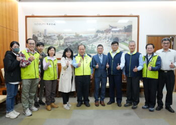 惠民醫院張明哲院長轉任新職-陳光復親頒榮譽縣民證表彰功績