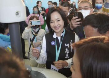 親眼目睹-民進黨立委圍攻柯志恩-黃捷又剪影片抹黑罵人-許采蓁不忍了！