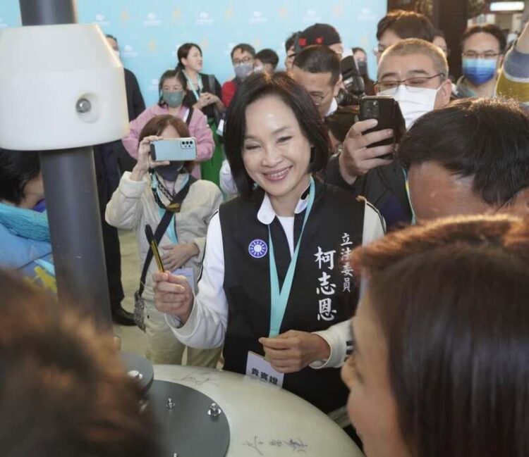 親眼目睹 民進黨立委圍攻柯志恩 黃捷又剪影片抹黑罵人 許采蓁不忍了! 親眼目睹-民進黨立委圍攻柯志恩-黃捷又剪影片抹黑罵人-許采蓁不忍了!