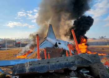 重大空難！南韓客機降落時衝出跑道爆炸起火，機上181人中至少28人死亡