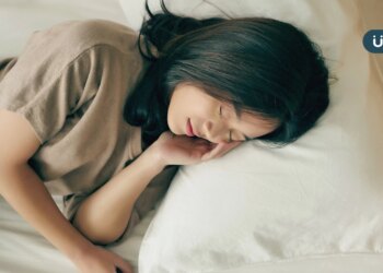 失眠睡不好，假日補眠就能消除疲勞？醫揭3大迷思：平常睡午覺更好