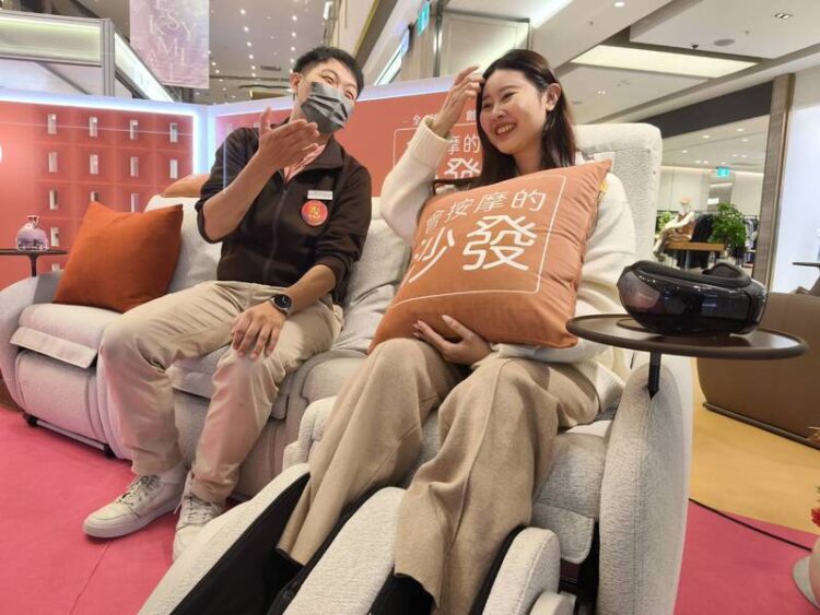 OSIM進軍沙發市場,義享時尚廣場獨家首發新品展售 一同體驗多人同步按摩的極致享受 osim進軍沙發市場,義享時尚廣場獨家首發新品展售-一同體驗多人同步按摩的極致享受