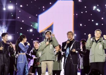 高雄250秒燦爛煙火迎接新年-陳其邁祝福市民心想事成快樂平安