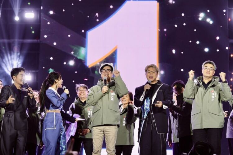 高雄250秒燦爛煙火迎接新年 陳其邁祝福市民心想事成快樂平安 高雄250秒燦爛煙火迎接新年-陳其邁祝福市民心想事成快樂平安