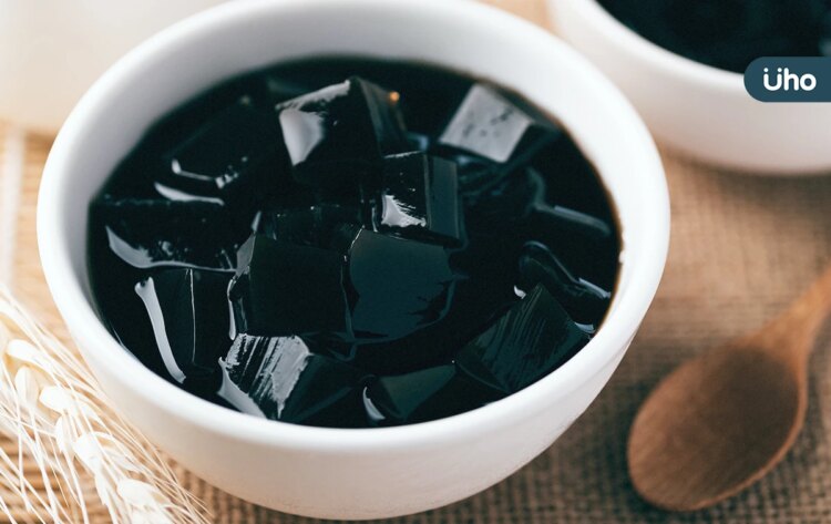 有食譜》小寒喝杯溫熱燒仙草!簡單做「藕粉燒仙草」口感Q滑潤喉 有食譜》小寒喝杯溫熱燒仙草!簡單做「藕粉燒仙草」口感q滑潤喉