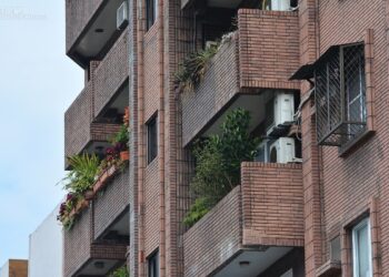 區權會表決「陽台裝鋁窗」他驚：比法官還大？-判例跟網友想的不一樣