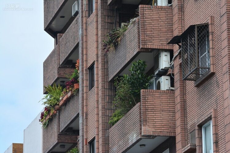 區權會表決「陽台裝鋁窗」他驚:比法官還大? 判例跟網友想的不一樣 區權會表決「陽台裝鋁窗」他驚:比法官還大?-判例跟網友想的不一樣