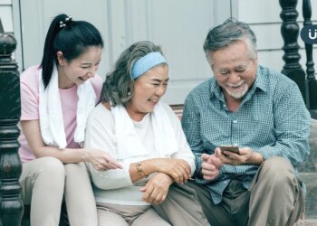 失智症長輩吵著要出門勸不聽？醫揭「7招友善溝通法」眼睛先看這裡