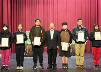 澎湖縣舉辦品德教育創意戲劇比賽頒獎-縣長陳光復親自表揚9校師生