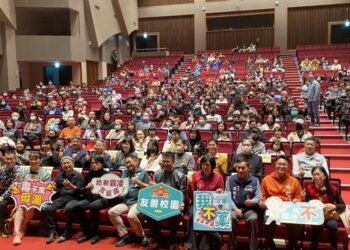 「生命搖滾」音樂會在臺南市開演-玫瑰墓樂團與教育局攜手激勵學子正向成長