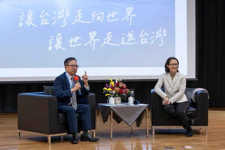 蕭美琴副總統高雄醫學大學高醫書院「校長講座」:讓臺灣成為世界舞台的焦點,發揮「戰貓精神」 蕭美琴副總統高雄醫學大學高醫書院「校長講座」:讓臺灣成為世界舞台的焦點,發揮「戰貓精神」