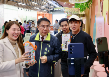 臺南市長黃偉哲攜手新加坡網紅直播推銷農特產品-10分鐘內產品全部售罄