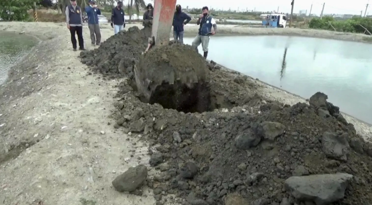 臺南市政府打擊非法廢土填埋案 查獲漁電共生場地與13處非法廢棄物場地 臺南市政府打擊非法廢土填埋案-查獲漁電共生場地與13處非法廢棄物場地