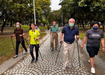 【全方位健康專欄】應用健走杖提升長者運動身體穩定性