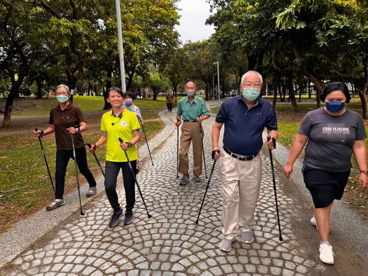 【全方位健康專欄】應用健走杖提升長者運動身體穩定性 【全方位健康專欄】應用健走杖提升長者運動身體穩定性