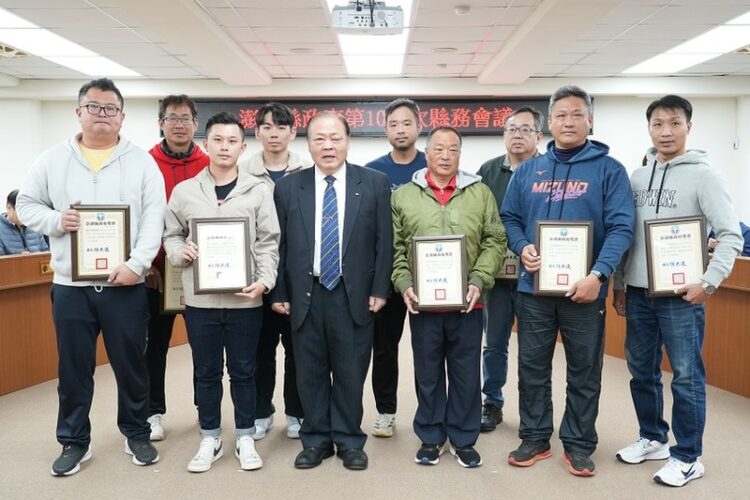 陳光復主持第1001次縣務會議 表揚教育、體育及公私卓越團隊 陳光復主持第1001次縣務會議-表揚教育、體育及公私卓越團隊