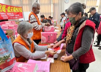 屏縣府114年春節送暖結合防詐宣導-關懷低收家庭避免受騙