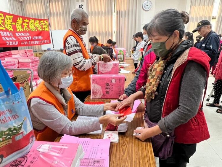 屏縣府114年春節送暖結合防詐宣導 關懷低收家庭避免受騙 屏縣府114年春節送暖結合防詐宣導-關懷低收家庭避免受騙