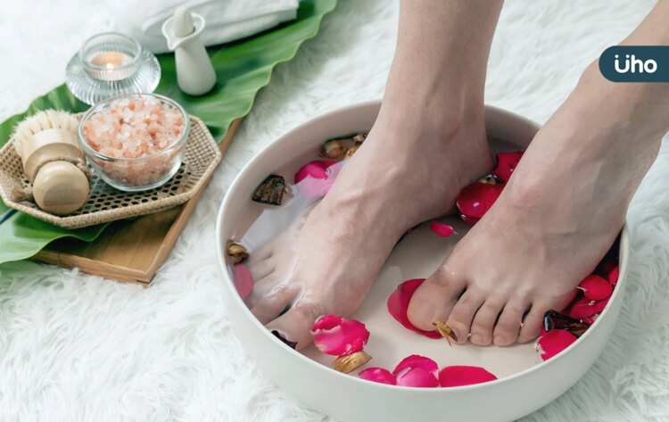 寒流「泡腳暖身」當心頭暈、跌倒!醫建議:泡完腳必做「2事」預防 寒流「泡腳暖身」當心頭暈、跌倒!醫建議:泡完腳必做「2事」預防