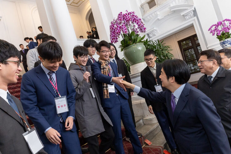 賴清德總統接見數理學科奧林匹亞競賽代表團,盼持續奠基科技國力,讓臺灣科學教育持續發展與進步 賴清德總統接見數理學科奧林匹亞競賽代表團,盼持續奠基科技國力,讓臺灣科學教育持續發展與進步