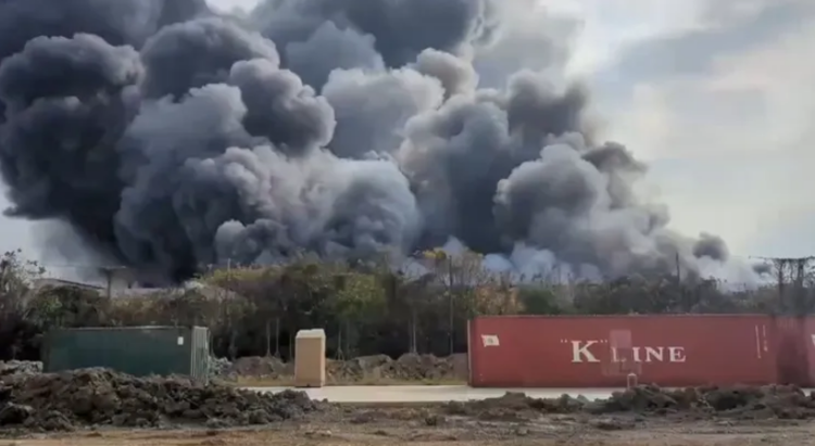 快訊!臺南柳營廢塑膠紡織工廠大火!2年內第3次失火,消防局出動23車51人緊急搶救 快訊!臺南柳營廢塑膠紡織工廠大火!2年內第3次失火,消防局出動23車51人緊急搶救