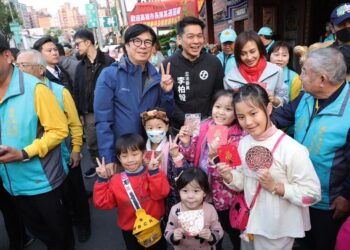 蛇年小紅包發放人氣爆棚-陳其邁連五廟親送